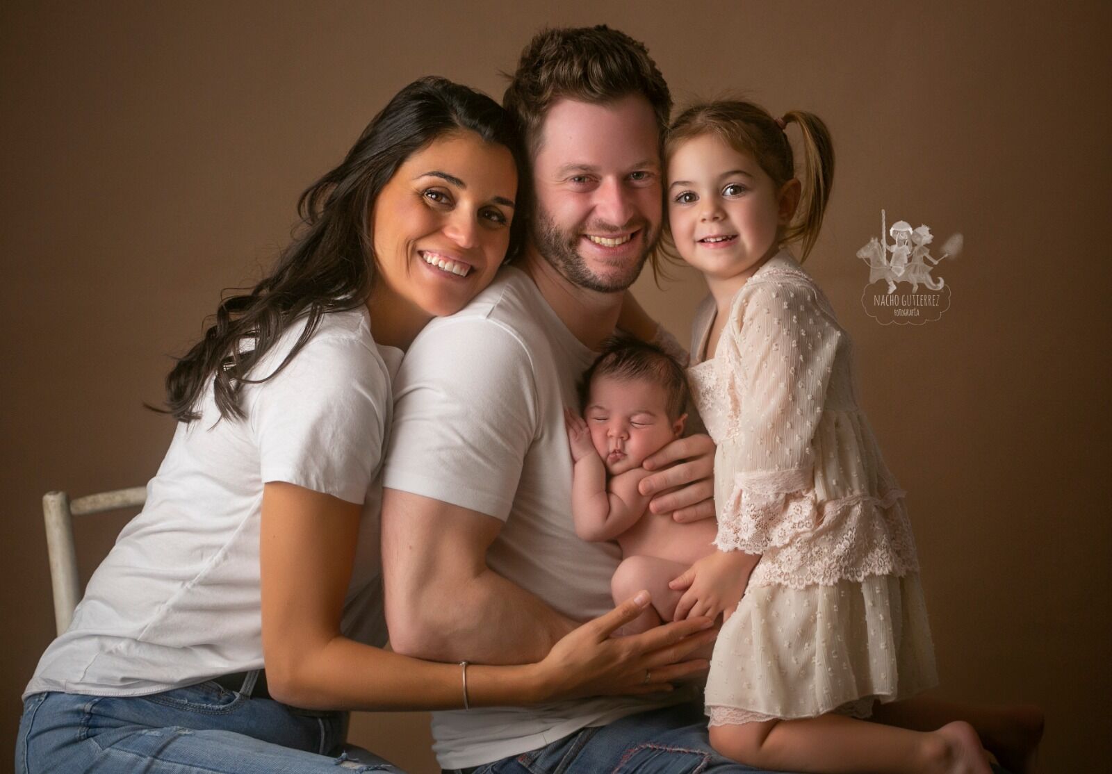 Foto familia Fotografía de familia en colores neutros
