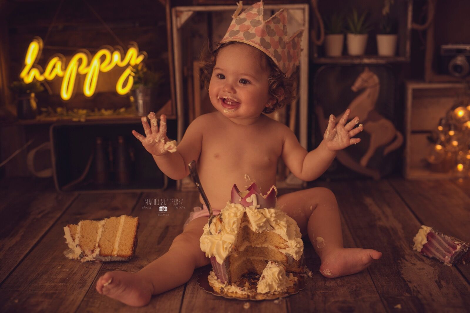 Foto bebe en su primer cumpleaños Bebe de 1 añito en una sesión de fotos smash cake.