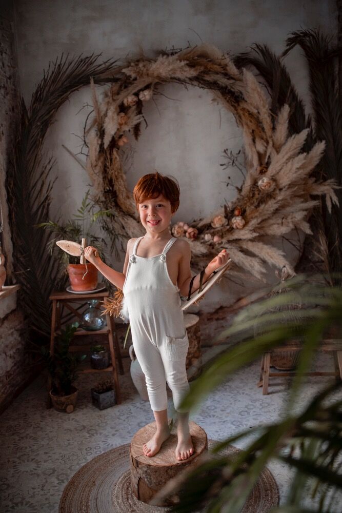 Foto niño sesión infantil. Foto niño vestido de protagonista de cuento