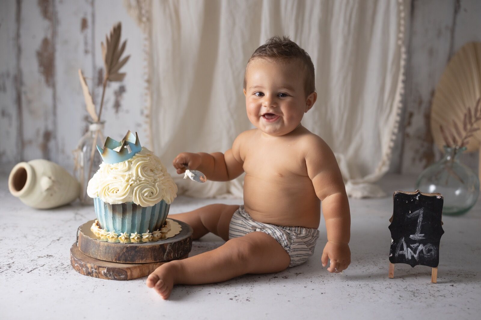 foto de un bebe y su tarta smash